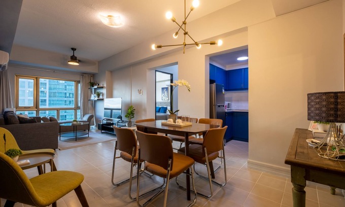 Bonifacio Global City Condo | New! Cozy 3 Bedroom in BGC - Fast Wi-fi 58" UHD TV
