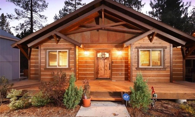 Fox Farm Cabin | New Cozy Cabin 5 Minutes Away from the Slopes/Lake/Downtown