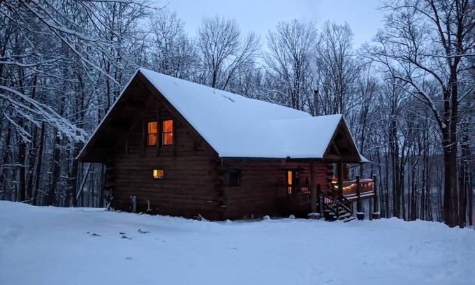 Tomahawk Cabin | NEW! Cozy & Comfortable Log Cabin RETREAT on the WI River