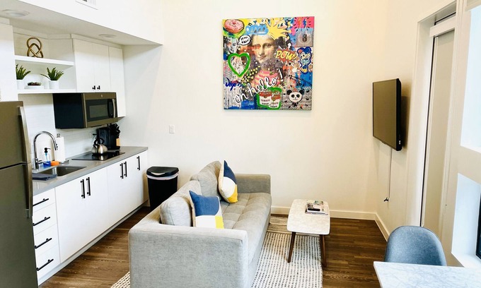 East Cesar Chavez Condo | NEW Cozy Downtown East Austin Condo - Prime Location! 10 min walk to Rainey St
