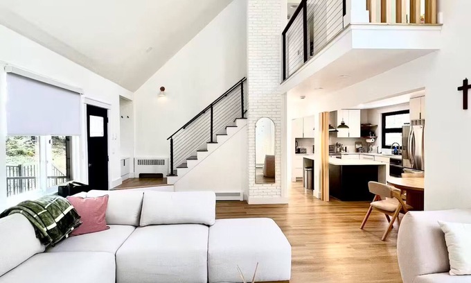 Rindge House | NEW cozy getaway near Mt Monadnock with hot tub