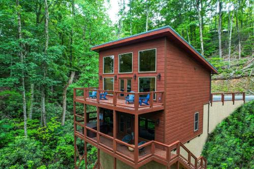 Chalet Village Ski Chalet | New Cozy Mountain Cabin Hot Tub Near Downtown