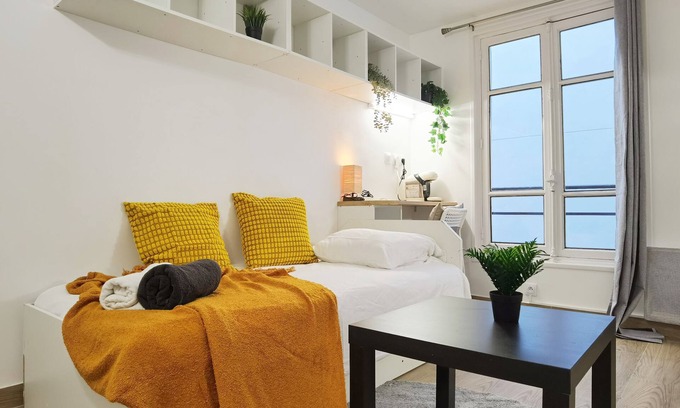 Quartier de Rochechouart Apartment | New deco studio with elevator/Near Galleries Lafayette