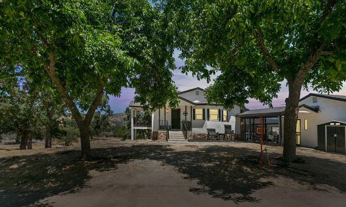 Stallion Springs House | NEW! Desert Mountain Escape with Private Hot Tub