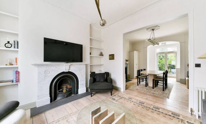 Angel House | NEW! Elegant, Peaceful, Islington Home - Perfect Location close to everything!