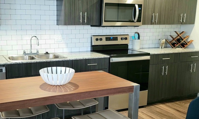 Cherry Street Apartment | NEW Executive Lofts on Cherry Street 403