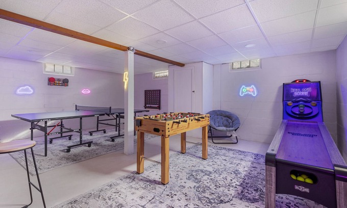 Rockford House | NEW! Family-friendly cabin-style home w/gameroom + gym