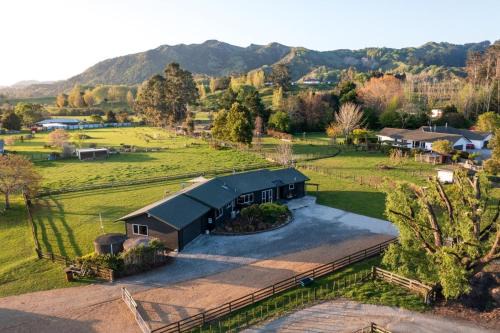 Gisborne House | NEW - Farm House Near Town!