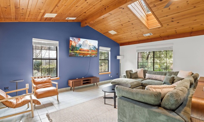 Ahwahnee House | NEW - Fire pit - Game room - Sleeps 14 - 40 acres