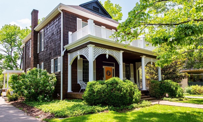 Versailles House | NEW Fireplace, Sunroom, Garden, Bourbon, Downtown LUX, Fully Loaded