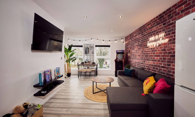Luton Apartment | New Flat~FREE Parking~PS4~WORKSPACE