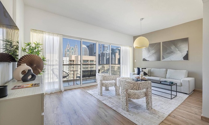 The Greens Apartment | New Fully Upgraded - Central Located - Fits 6