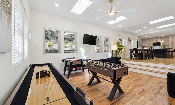 East Side House | NEW!Fun&StylishHome inATL-Foosball,AirHockey,ShuffleBrd,Games,BBQ,HotTub,Firepit