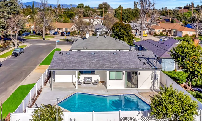 Reseda House | New! Gorgeous King Suit House with Pool!