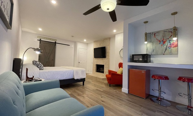 Northwood Apartment | New Gorgeous Studio with Private Entrance, Ensuite and Laundry