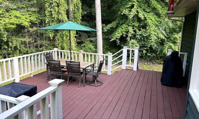 Oak Ridge House | -NEW- Green Cedar Lodge, Nature Lovers Dream! Hot Tub, FirePit, BBQ