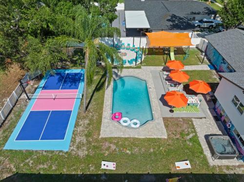 Town N County Park House | NEW-Heated Pool-Pickleball-Hot Tub-Movie Theater-Game Room-Playset-Basketball-10 Beds
