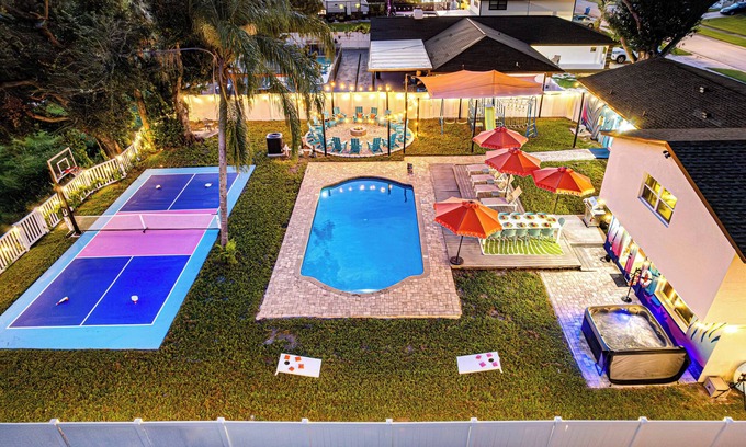 Town N County Park House | NEW~HeatedPool~Pickleball~FirePit~HotTub~GameRoom~MovieTheater~Playset~10 beds
