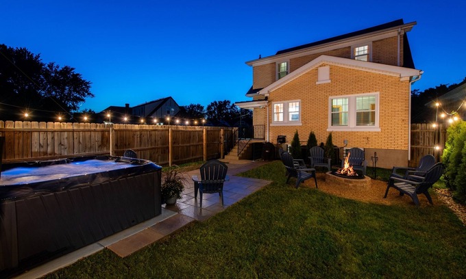 Schnitzelburg House | NEW Hot Tub, Expo, King Beds, Downtown, Churchill