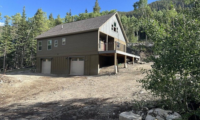 Garfield Cabin | NEW House minutes from SALIDA. 2 King, 4 Queen, 4 Full Bath, Garages