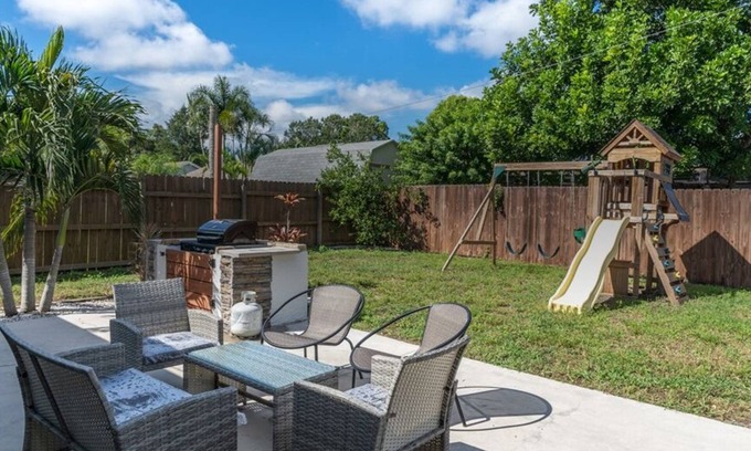 Palm Harbor House | NEW* KING Bed/Centrally Located/Near Parks & Beach