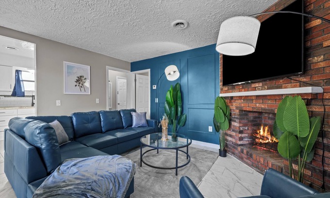 Silver Lake Apartment | NEW! King Bed, Mins to Dwntwn, Living Room Suite, Lrg Groups