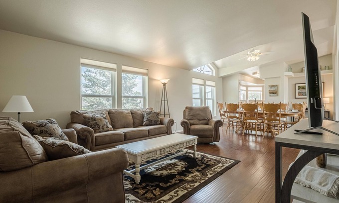 Loma House | NEW! Koko: Mountain Views, BBQ & Patio!