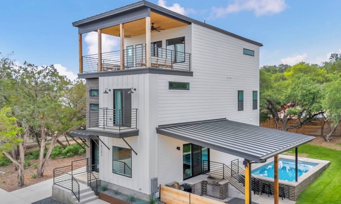 Point Venture House | New! Lake Travis Retreat w/Pool, Views & Outdoor Kitchen. Perfect for families