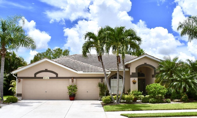 Stoneybrook House | NEW LISTING: Beautiful Upscale Home in Stoneybrook