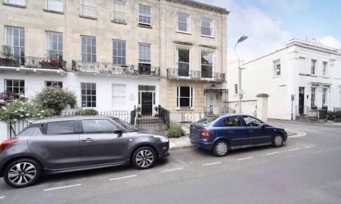 Cheltenham House | NEW LISTING - Chic Apt in Central Cheltenham Free Permit Parking