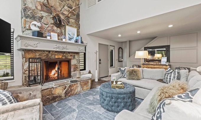 Deer Valley House | NEW LISTING Deer Valley Townhome, Free Shuttle|Private Hot Tub