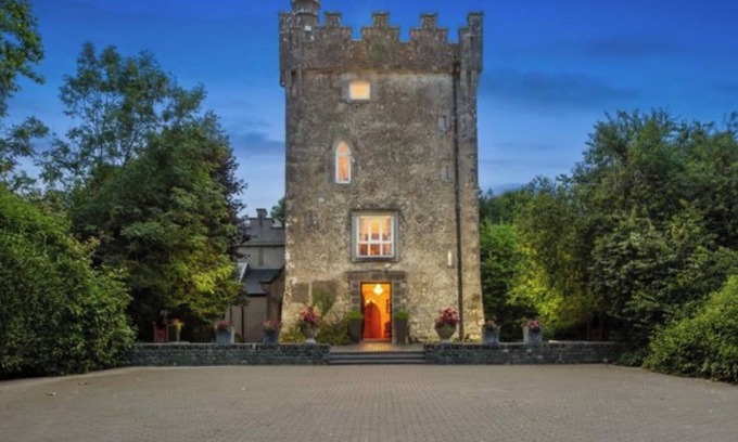 Athlone Other | NEW LISTING Luxurious 5-bedroom 6-Bathroom Castle on 7 Acres in Heart of Ireland