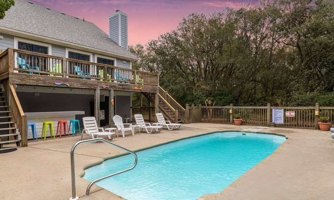 Southern Shores House | ⭐️New Listing⭐Pool opens mid Apr, HOA Pkg Pass, Dogs ✔️, Beach Chairs🌊☀️🐬