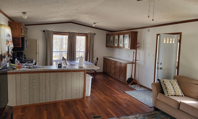 Shell Knob House | New listing. Sleeps 6. Deck, carport & fire pit. 3 miles to boat ramp. Peaceful!