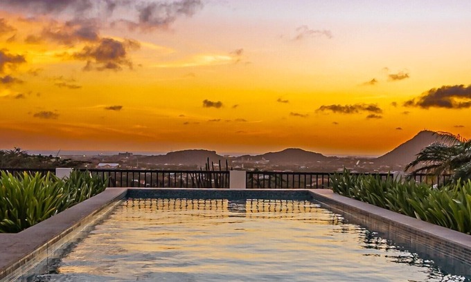 Santa Cruz House | *NEW Listing* STUNNING Scenic Views & Horizon Pool