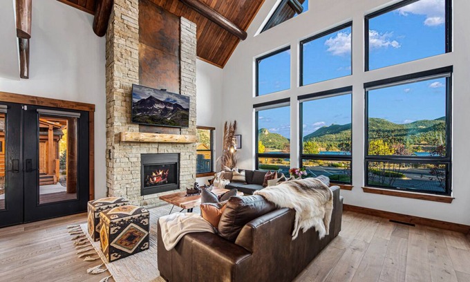 Estes Park Cabin | New Log cabin, The Bears Den - 2 bedrooms, loft, 2.5 bath, Fireplace.
