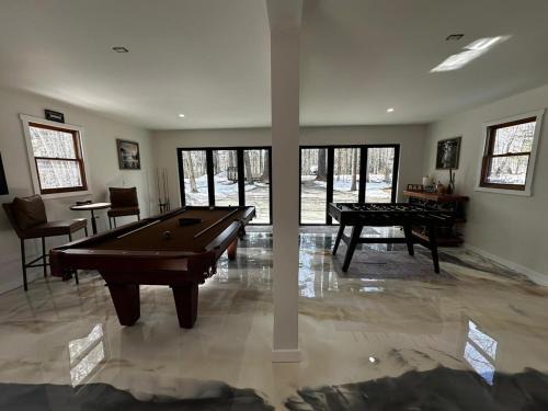Mount Vernon House | NEW Long Pond Lake View Pet-Friendly Getaway, ME
