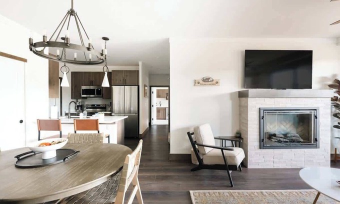 Fraser Condo | New Luxe Condo | Hot Tub | Minutes to WP! | Fraser