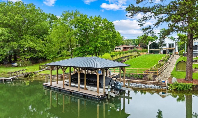 Westport House | NEW! Luxe Lakefront Retreat w/Hot Tub + Kayaks
