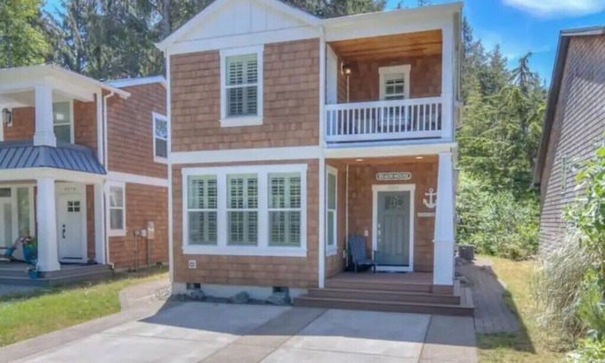 Rockaway Beach House | NEW Luxurious family-friendly coastal home w/beach access. Dogs allowed!