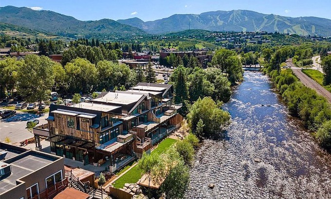 Downtown Steamboat Springs House | NEW LUXURIOUS RIVERFRONT DOWNTOWN TOWNHOME 4 BED 2.5 BA W/HOT TUB