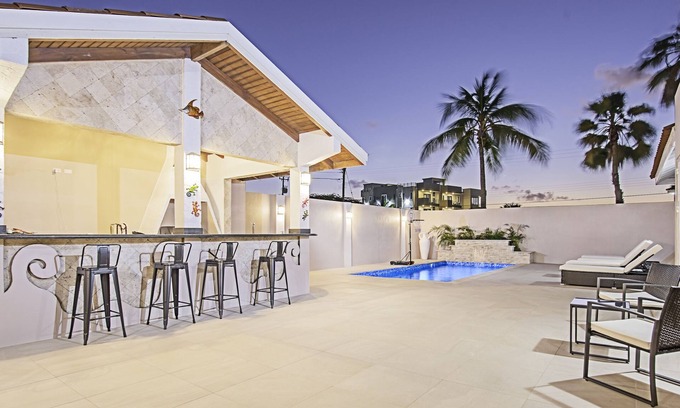 Opal Villa | New Luxury 5 bedrooms 3.5 bath villa 2 minutes to the ❤️ of Palm Beach👙🏝☀️