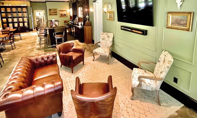 Fluker Cabin | New LUXURY 6 bed/6.5 Lodge, Spacious, Secluded, Steps away from fine dining!