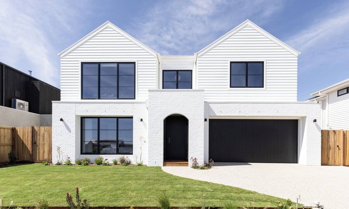 Point Lonsdale House | New Luxury Beach House with 5 bedrooms, Huge North Facing Deck and Yard