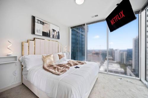 Midtown Apartment | NEW! Luxury Champagne Towers Kingbed FreeParking