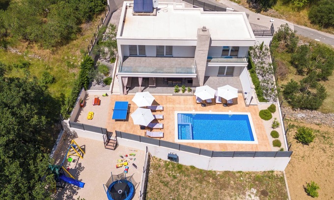 Srinjine Villa | NEW Luxury Family Villa Tanicius, heated pool,gym,4 en-suite bedrooms