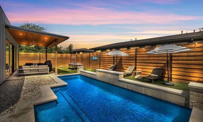 Galindo House | NEW Luxury Villa 5 min to SoCo &DT+Pool+Sleeps 20