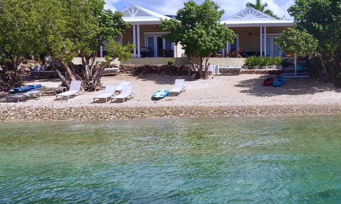 Hart Bay Villa | New Luxury Villa on the Beach, Spa, Kayaks, SUPS, Snorkel, NO STAIRS, Near Town