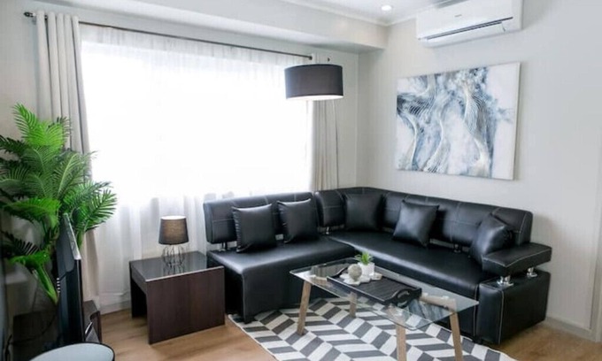 Bonifacio Global City Condo | New! Modern 2 BR in BGC - Fast Wi-fi 58" UHD TVn