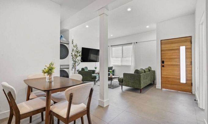 Marina del Rey House | New Modern 2BR/1Bath Guest House, Pet Friendly near Penmar Golf Course!